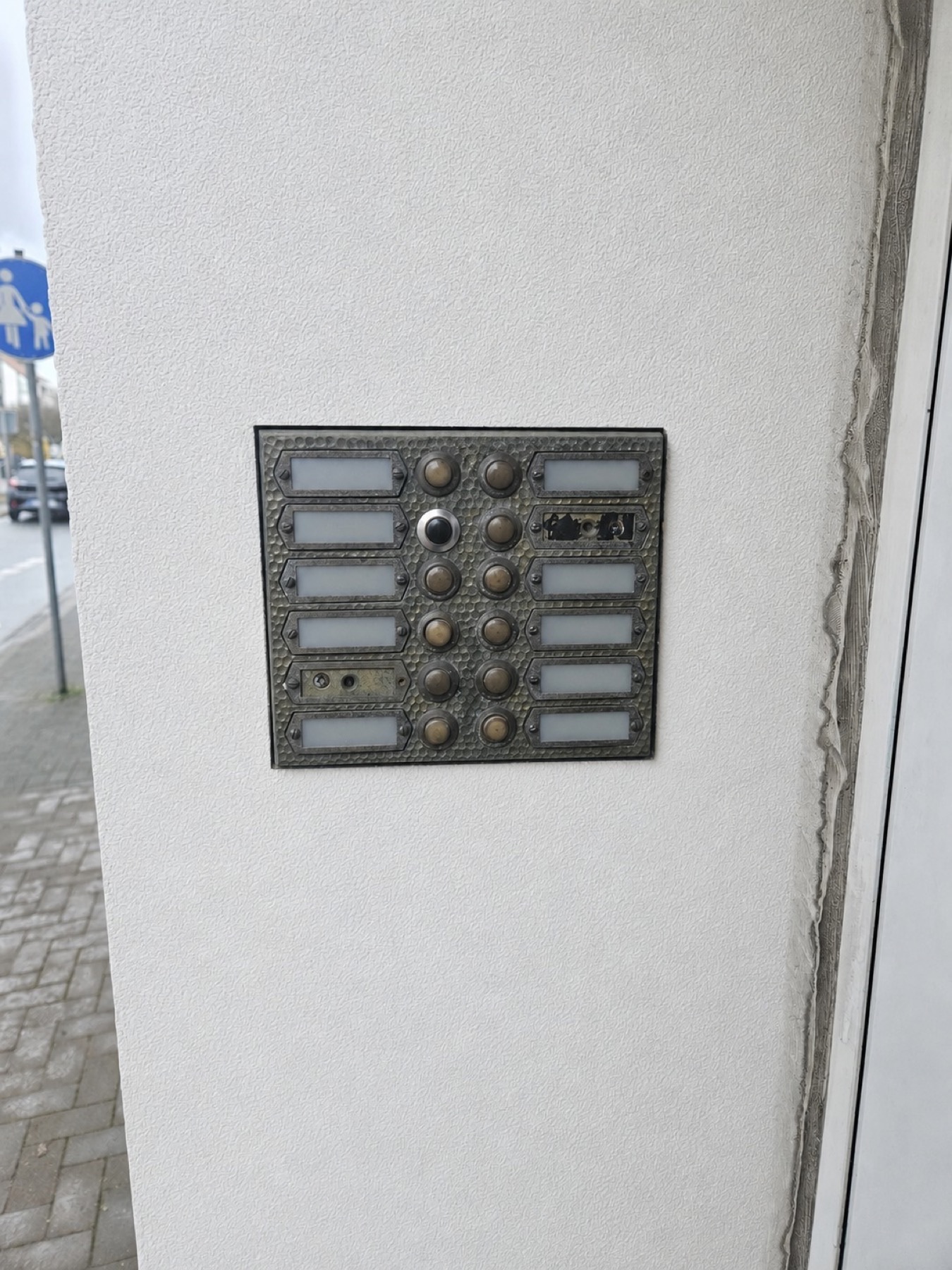 Alte Klingelanlage vor dem Austausch
